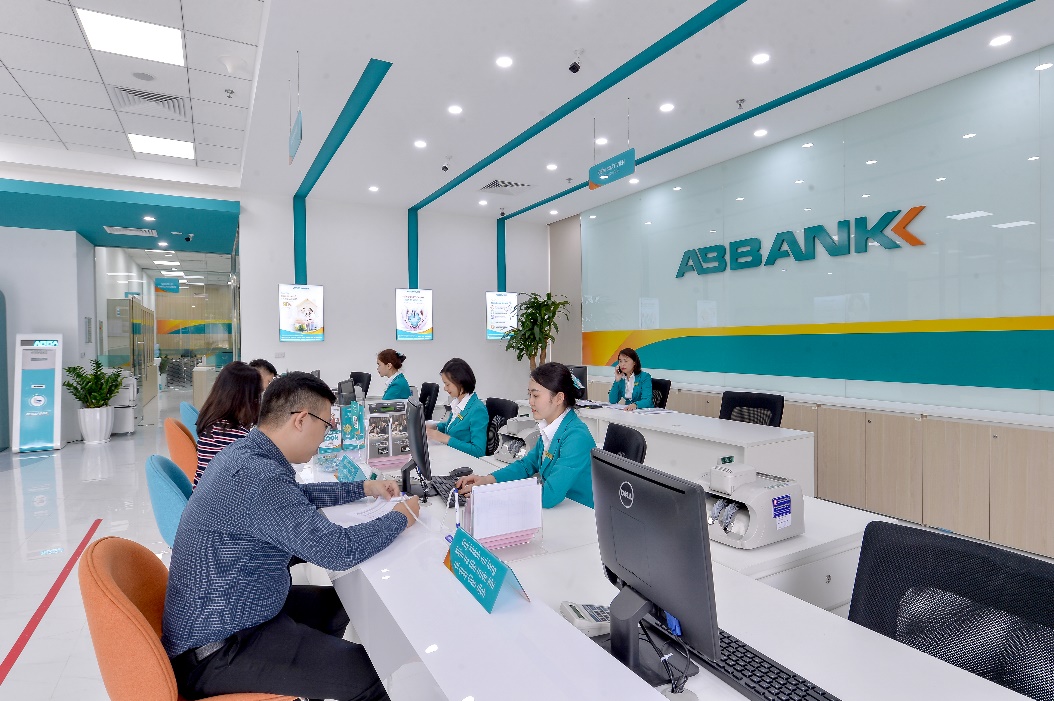 ABBANK áp dụng hệ thống nhận diện thương hiệu và không gian giao dịch mới |  ABBANK