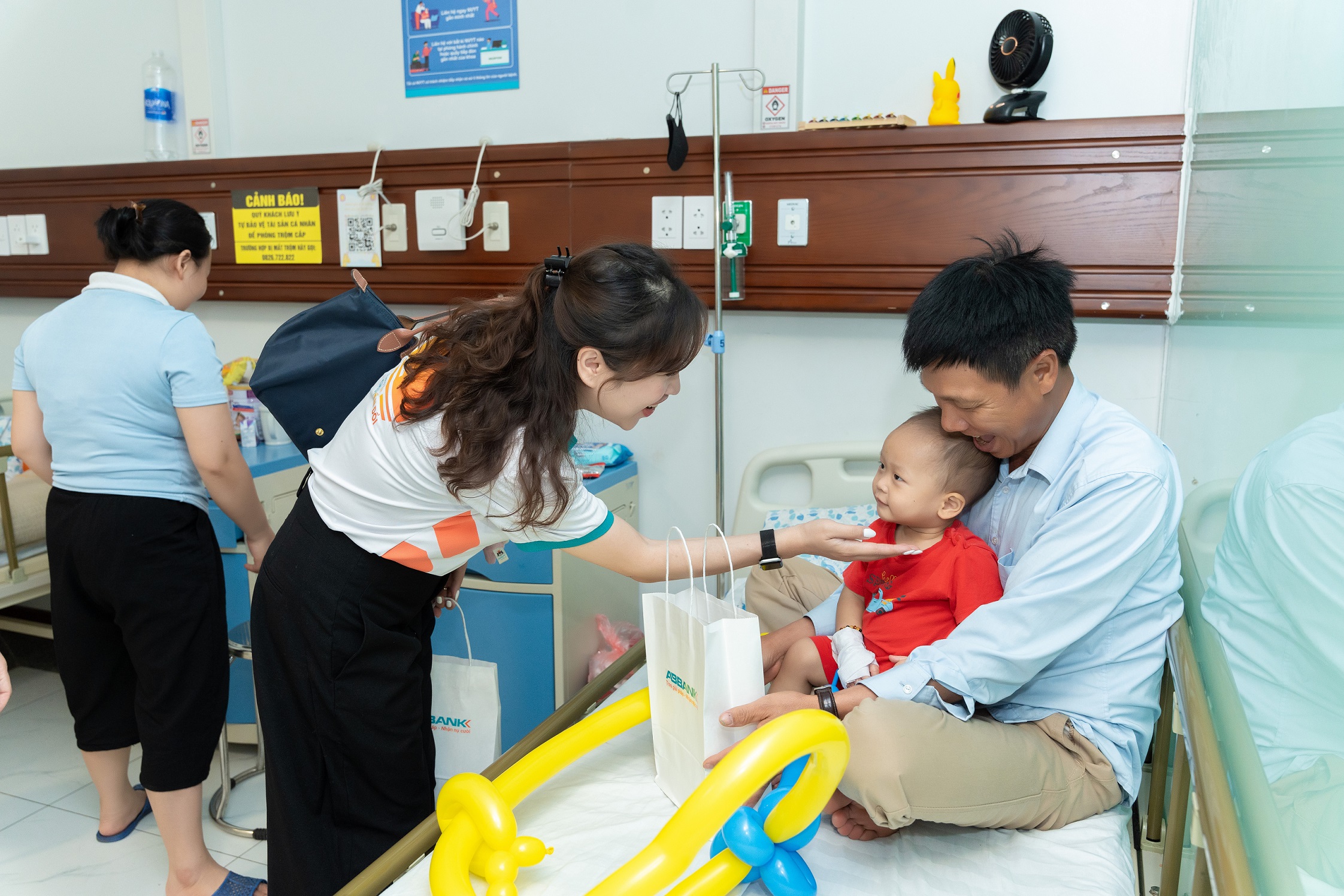 Bên cạnh việc phát triển các giải pháp về y tế - tài chính, ABBANK và Y tế 315 cũng đồng hành mở rộng cơ hội tiếp cận y tế cho nhóm yếu thế tại nhiều địa phương với các hoạt động như khám mắt, chăm sóc y tế cộng đồng…
