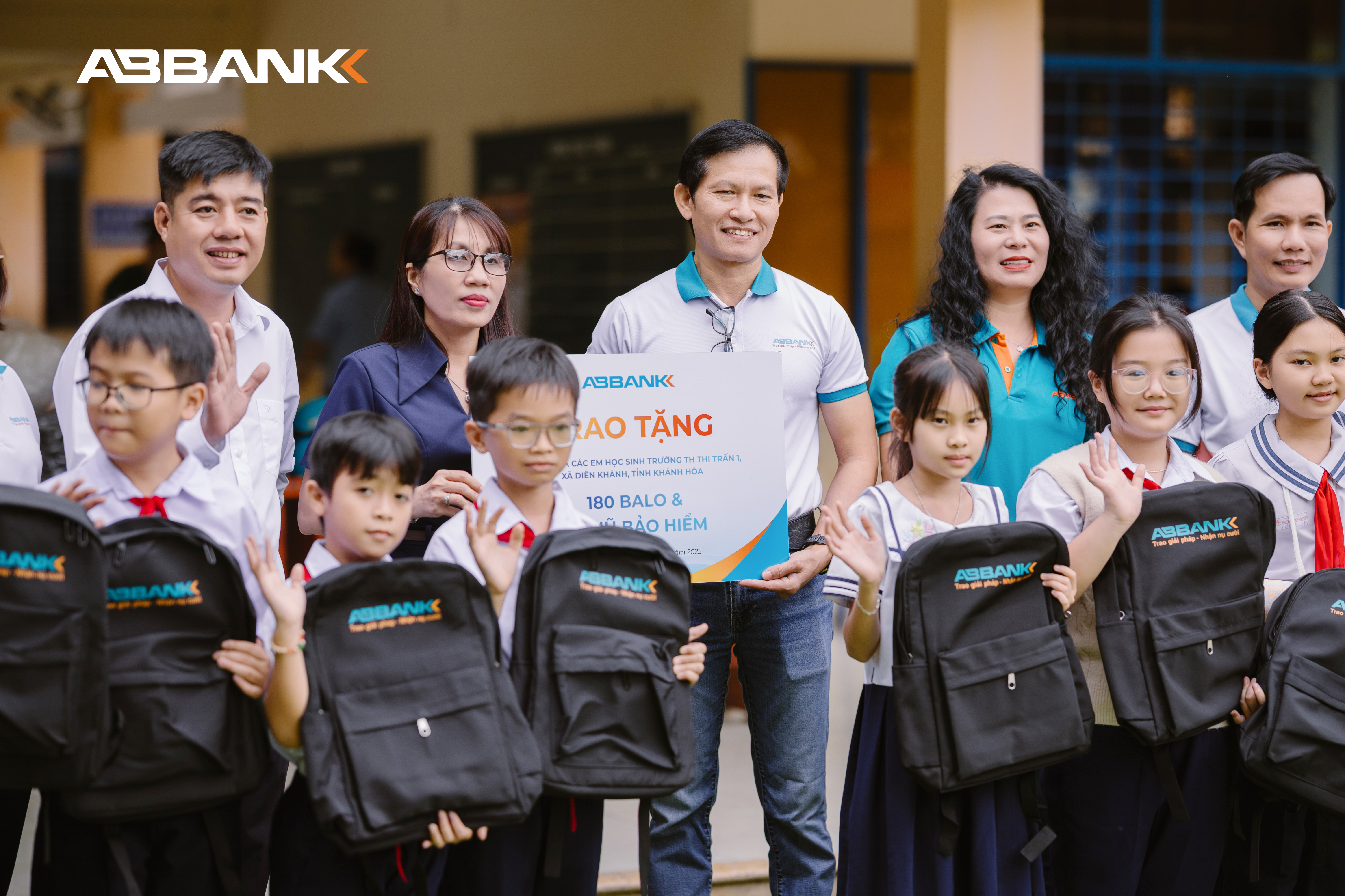 ABBANK tiếp sức học sinh Khánh Hòa trở lại trường học sau lũ